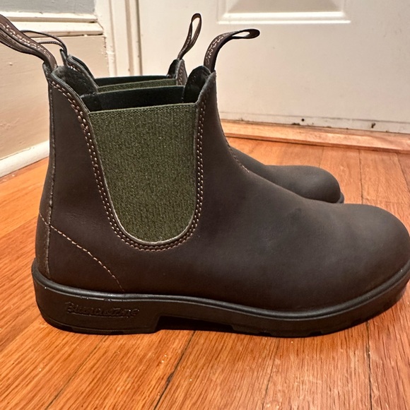 Blundstone Boots with Elastic Panels and Pull Tab (like new condition.) - Picture 7 of 7